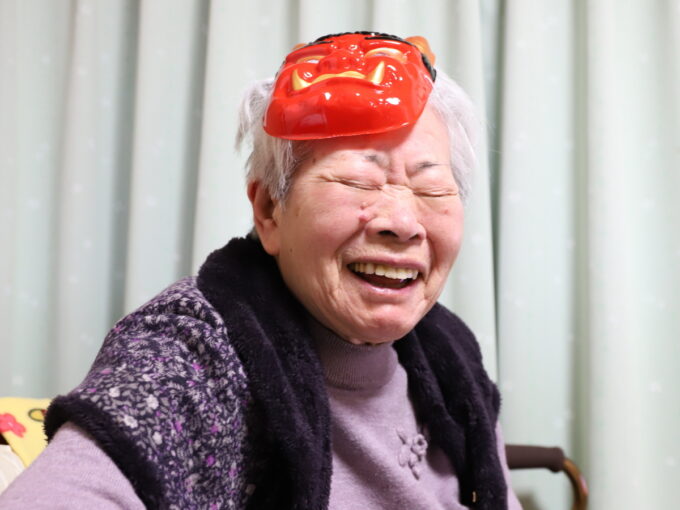 鬼の面をかぶって笑顔の祖母