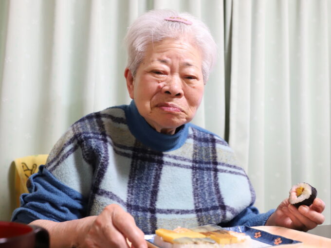巻寿司を持つ祖母
