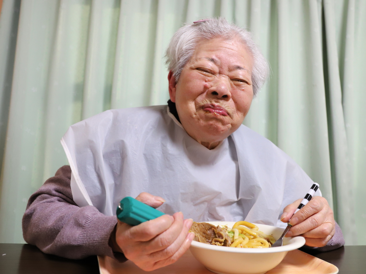 食事をしながら笑顔の祖母（おばあちゃん）