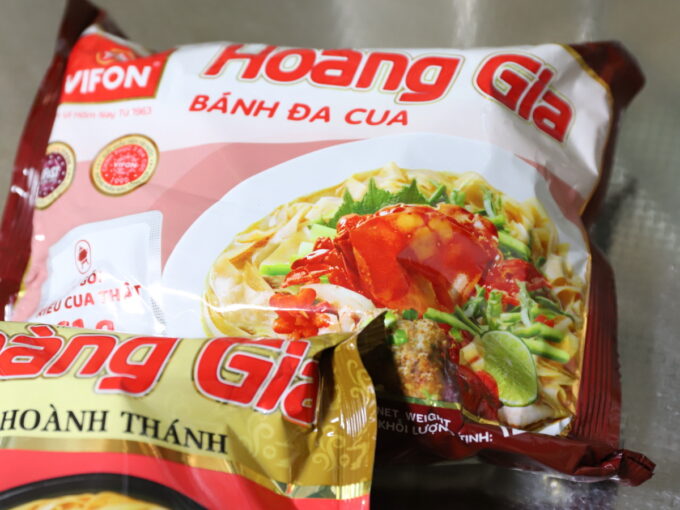 ベトナムのVIFONのカニ味の袋麺のパッケージ