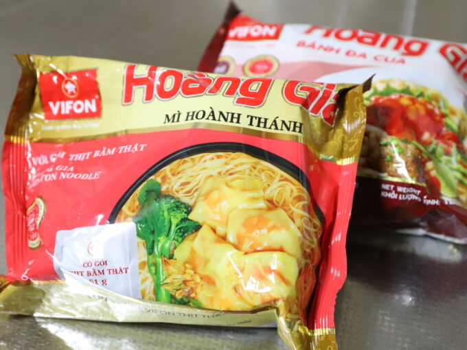 ベトナムのメーカーVIFONのインスタントワンタン麺のパッケージ