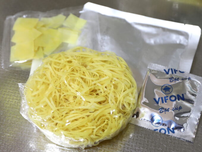 VIFONの袋麺の中身の麺や具材