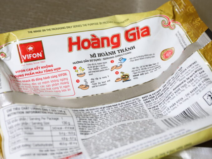 ベトナムのVIFONのインスタント麺のパッケージの裏面の説明書き