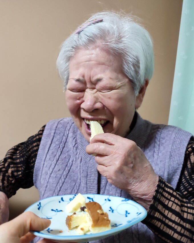 りくろーおじさんのチーズケーキを手づかみで食べるおばあちゃん