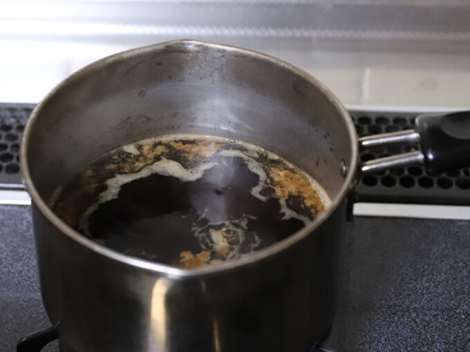 尾道ラーメンの濃厚スープを鍋に入れて火にかけているところ