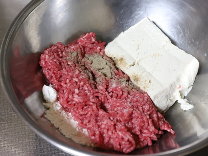 ボウルに入れた牛と豚の合い挽き肉や木綿豆腐など、豆腐ハンバーグの食材