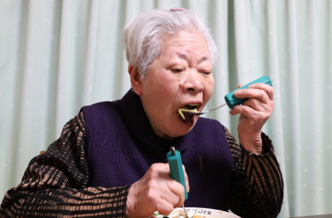 ハンバーグを食べるおばあちゃん