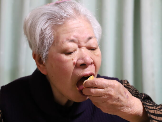デザートの柑橘を食べる祖母（おばあ）