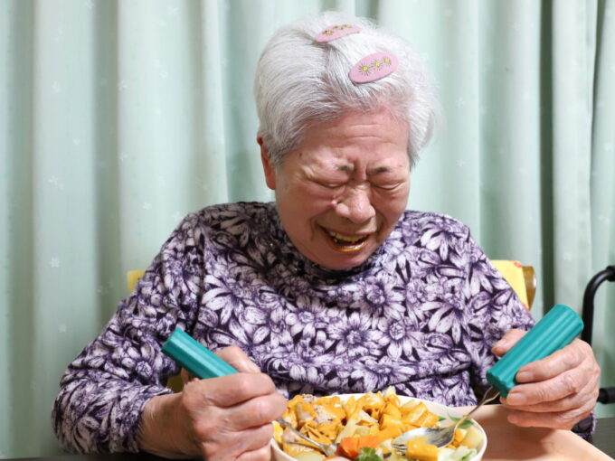 食事中に笑っているおばあちゃん（おばあ）