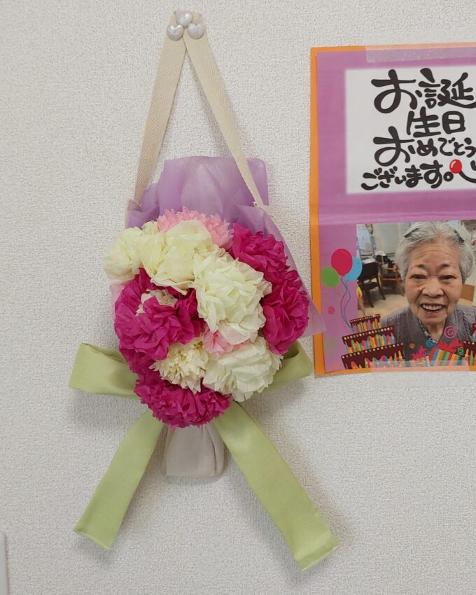 敬老の日に祖母にプレゼントした花束を壁に飾っている