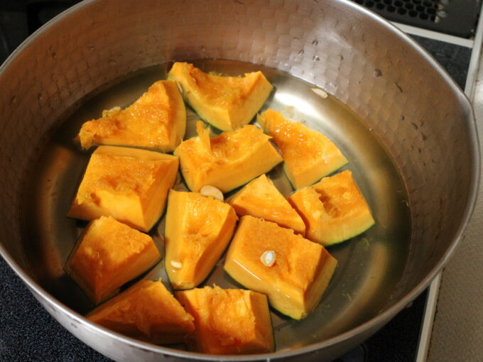 かぼちゃの煮物のを作るため、切ったかぼちゃが鍋に入っている
