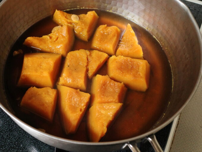 鍋で煮て完成したかぼちゃの煮物