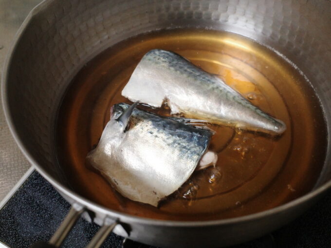 鯖の切り身を鍋に入れ、サバの味噌煮を作っているところ