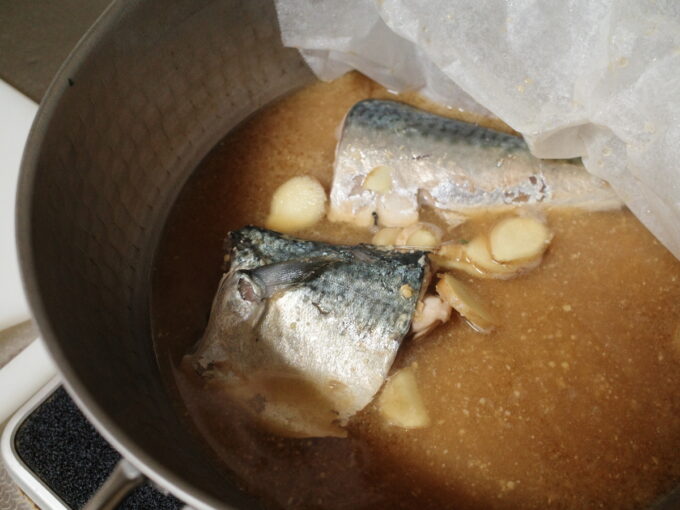 鍋で鯖の味噌煮を作っているところ
