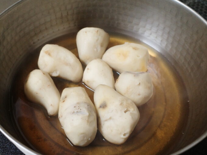 鍋で煮た里芋