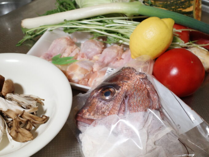 鯛の頭（アラ）や、手羽元、トマトなどの野菜といった鍋に入れて調理する食材