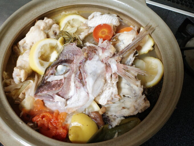 鯛やレモン、トマトなどを土鍋で煮て、アクアパッツァ風鍋が出来たところ