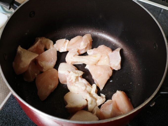 鍋で鶏肉を炒めているところ