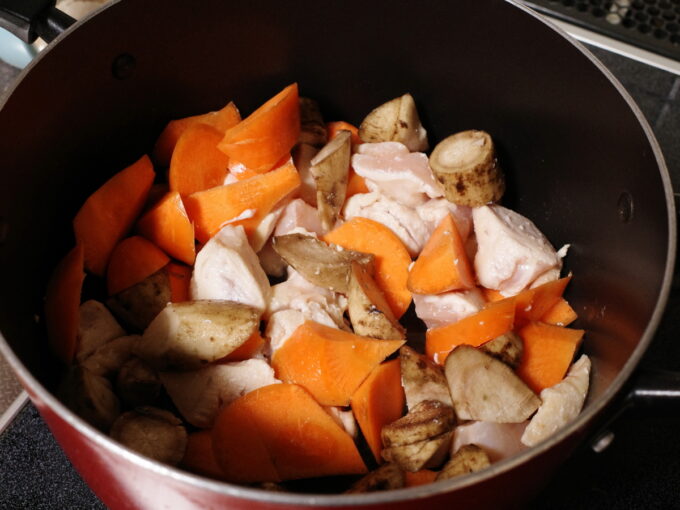 鶏肉とニンジンとゴボウを鍋で炒めているところ