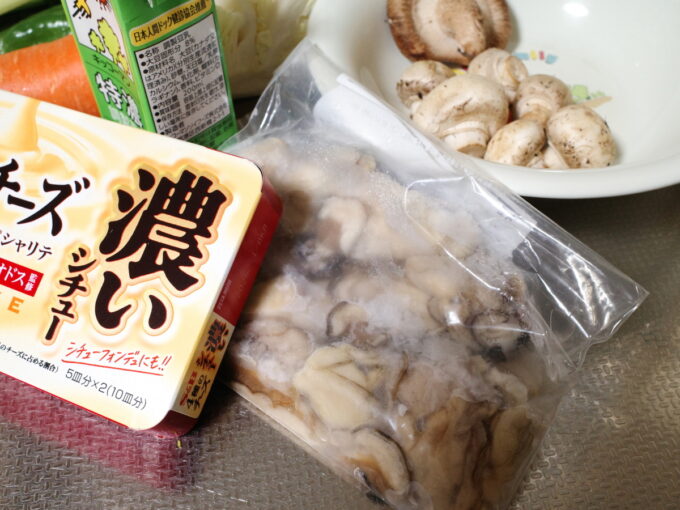 フリーザーバッグに入った冷凍した牡蠣