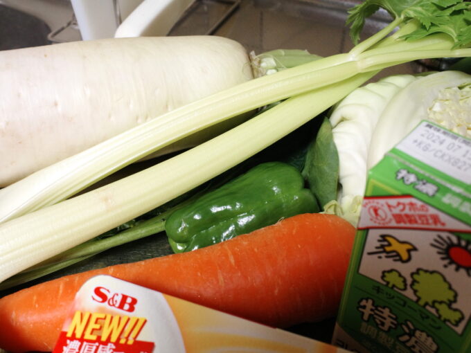 セロリやニンジン、大根など、クリームシチューに入れる野菜