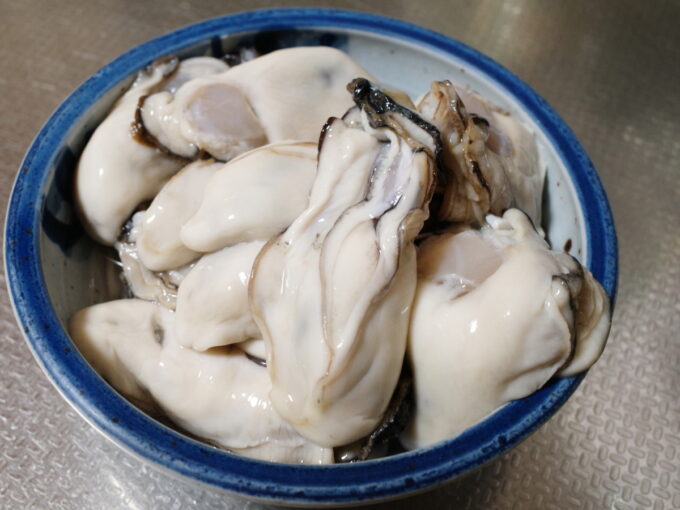 皿に入った生牡蠣のむき身