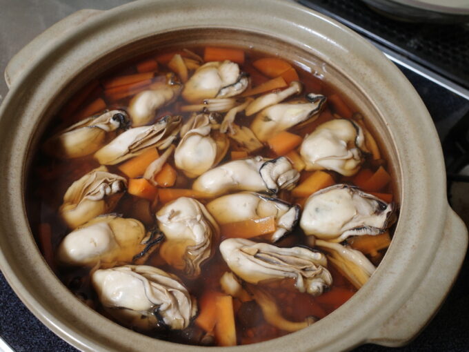 土鍋で炊く牡蠣の炊き込みごはん