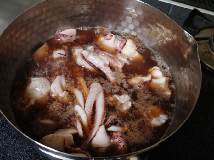 ステンレスの鍋に和食の調味料を入れ、そこにイカが入っている