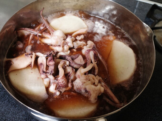 鍋で調理中のイカ大根