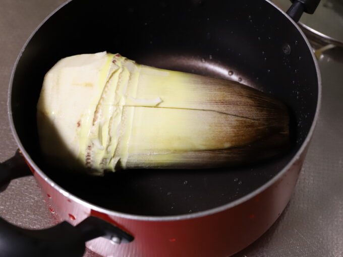 皮をむいて鍋に入れた生のタケノコ