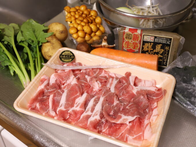 豚汁の具材の豚バラ肉や野菜、キノコなど