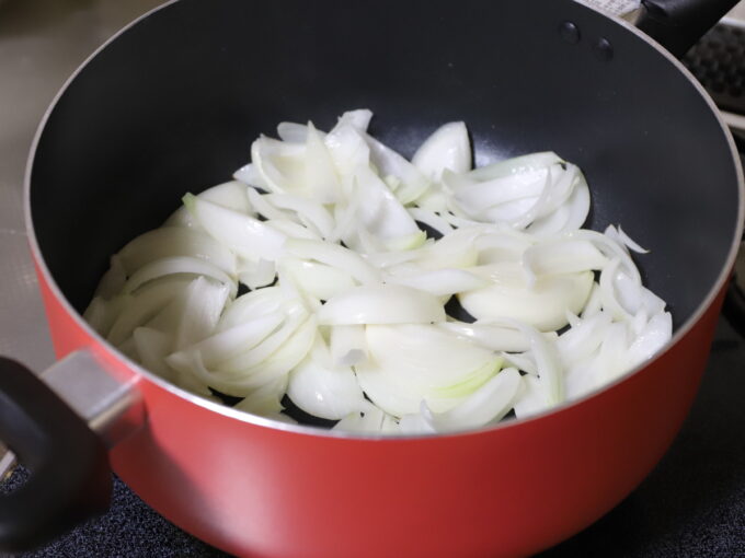 カレーを作るために鍋で玉ねぎを炒めているところ