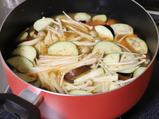 鍋で茄子入りカレーを作っている。