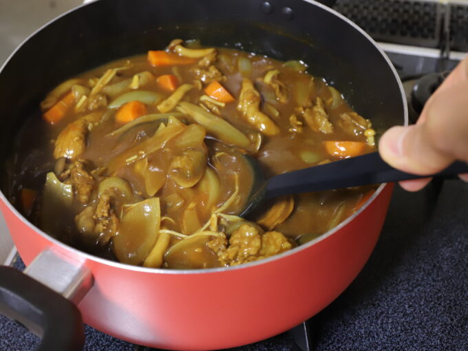 プレミアムゴールデンカレー中辛を使って、鍋で作ったカレー