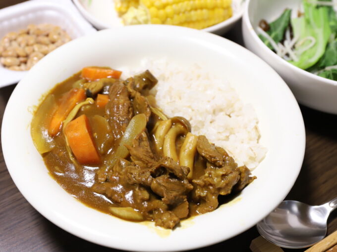 エスビー食品のプレミアムゴールデンカレーを使った手作りカレーを皿に盛り付けたところ