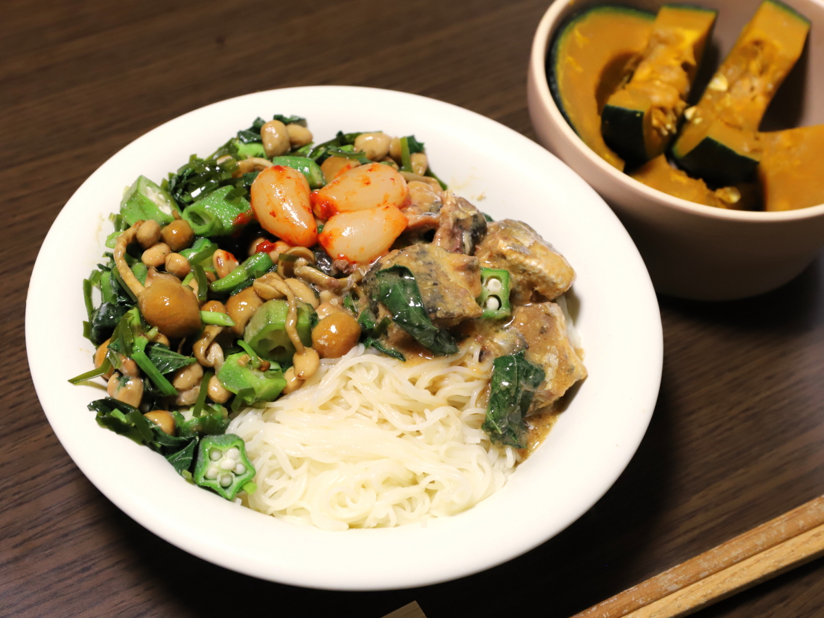 ネバネバ食材やらっきょうキムチをを乗せた素麺