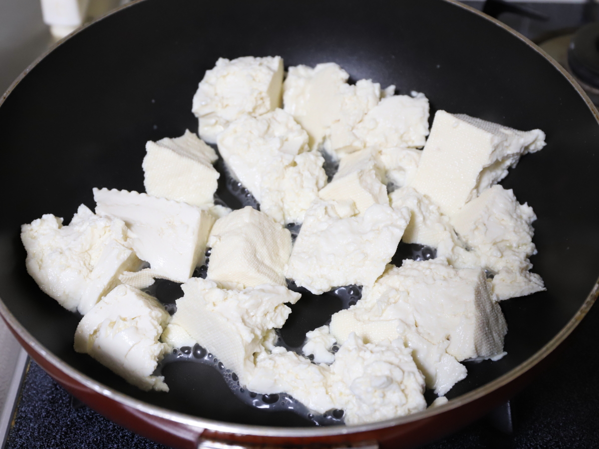 ゴーヤチャンプルーを作るためにフライパンで豆腐を焼いているところ