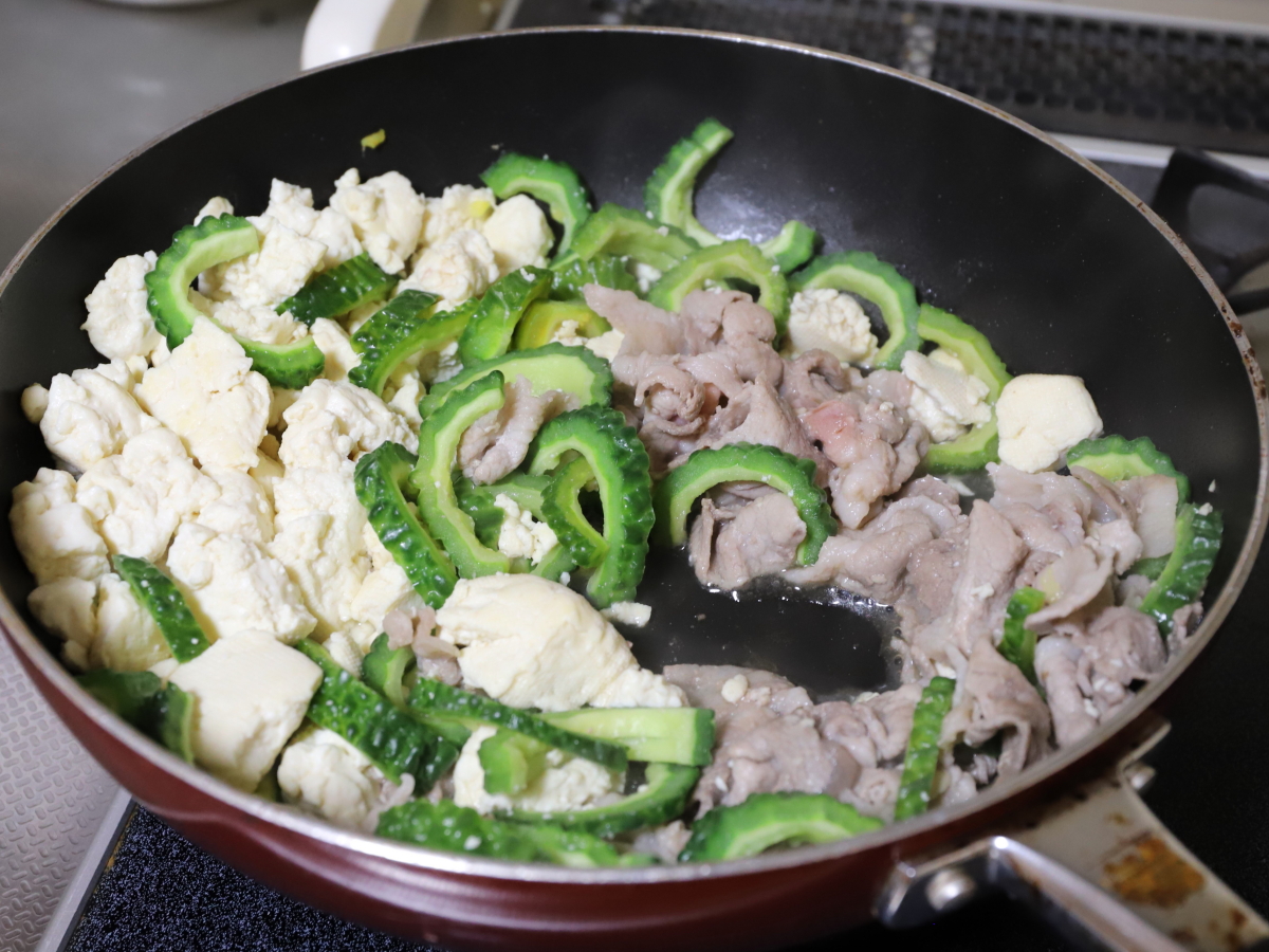 ゴーヤと豆腐と豚肉を炒めてゴーヤチャンプルーを作っているところ