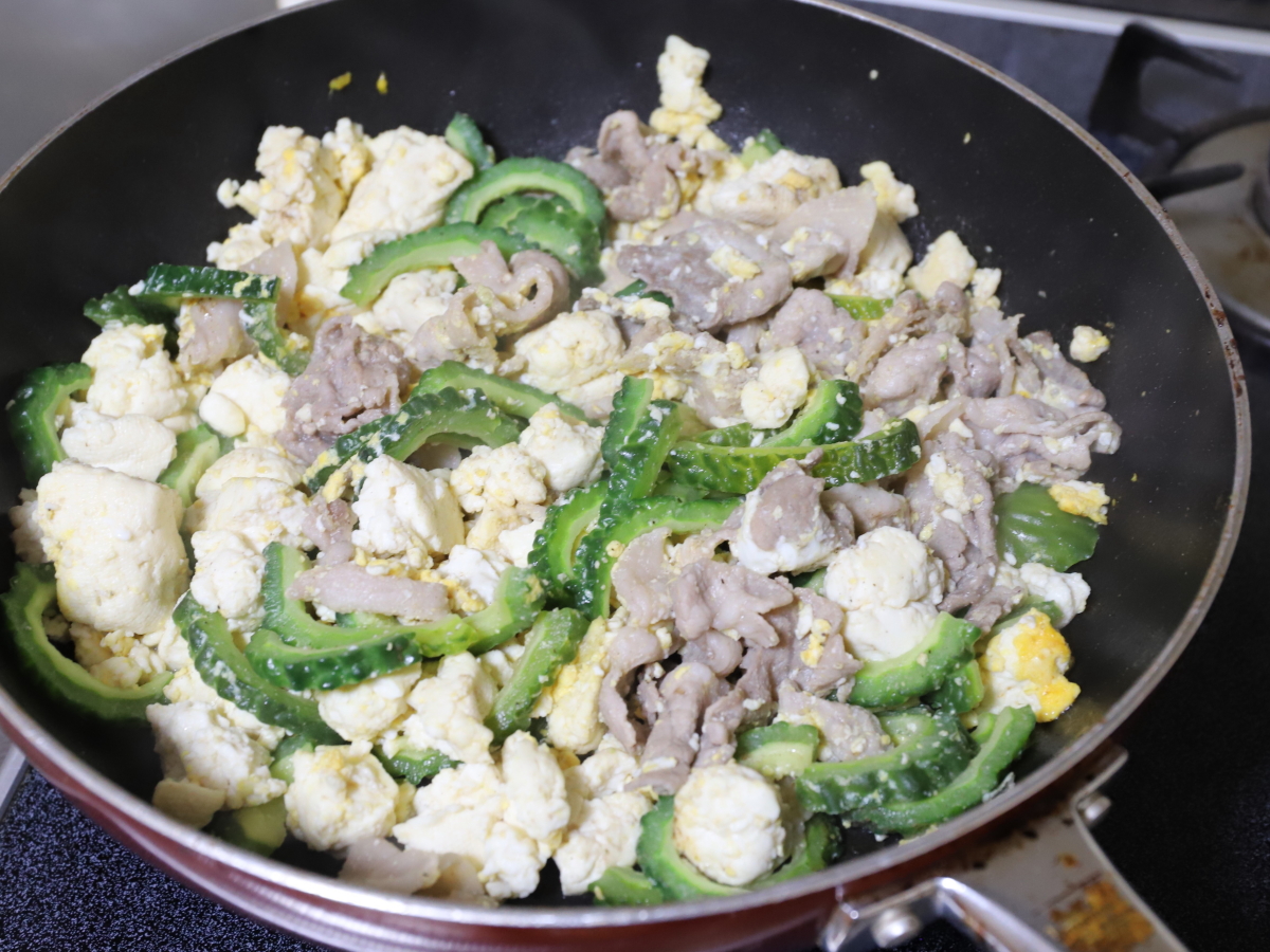 ゴーヤと豆腐と豚肉、玉子を炒めてゴーヤチャンプルーを作っているところ