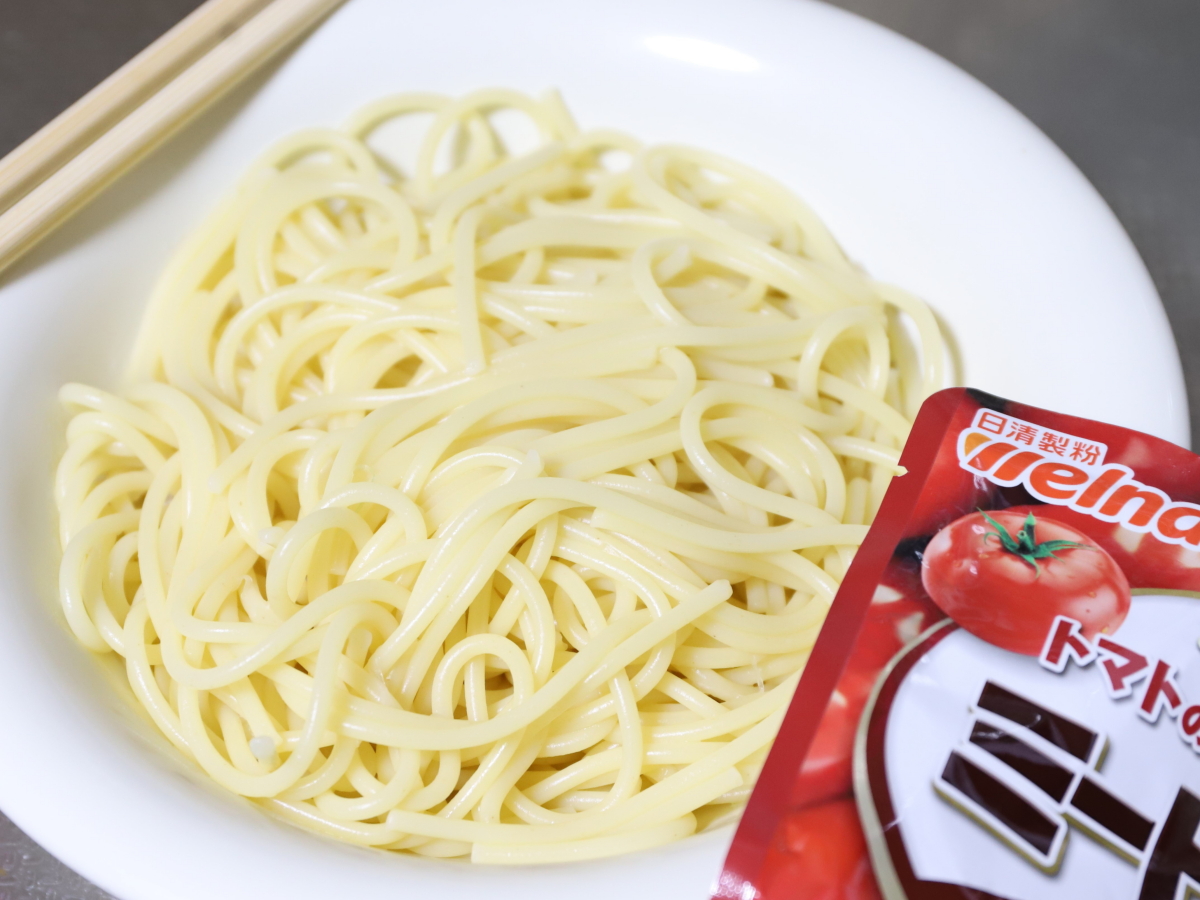 皿に盛りつけた茹でたパスタ