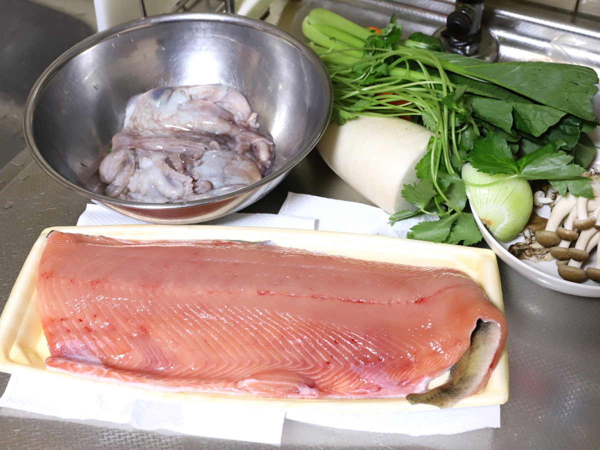 
秋鮭の切り身と生のタコ、野菜など夕飯の食材