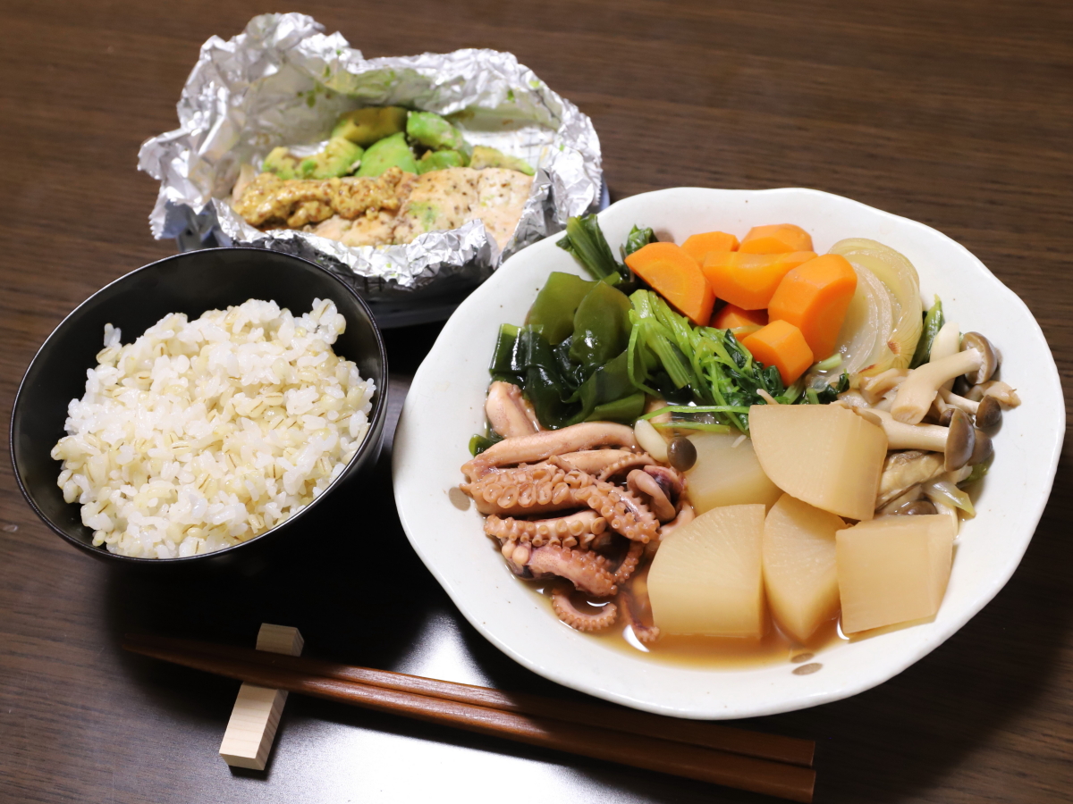 夕飯の献立。タコと野菜の煮物や、サーモンとアボカドのホイル焼き、茶碗に入れたごはん