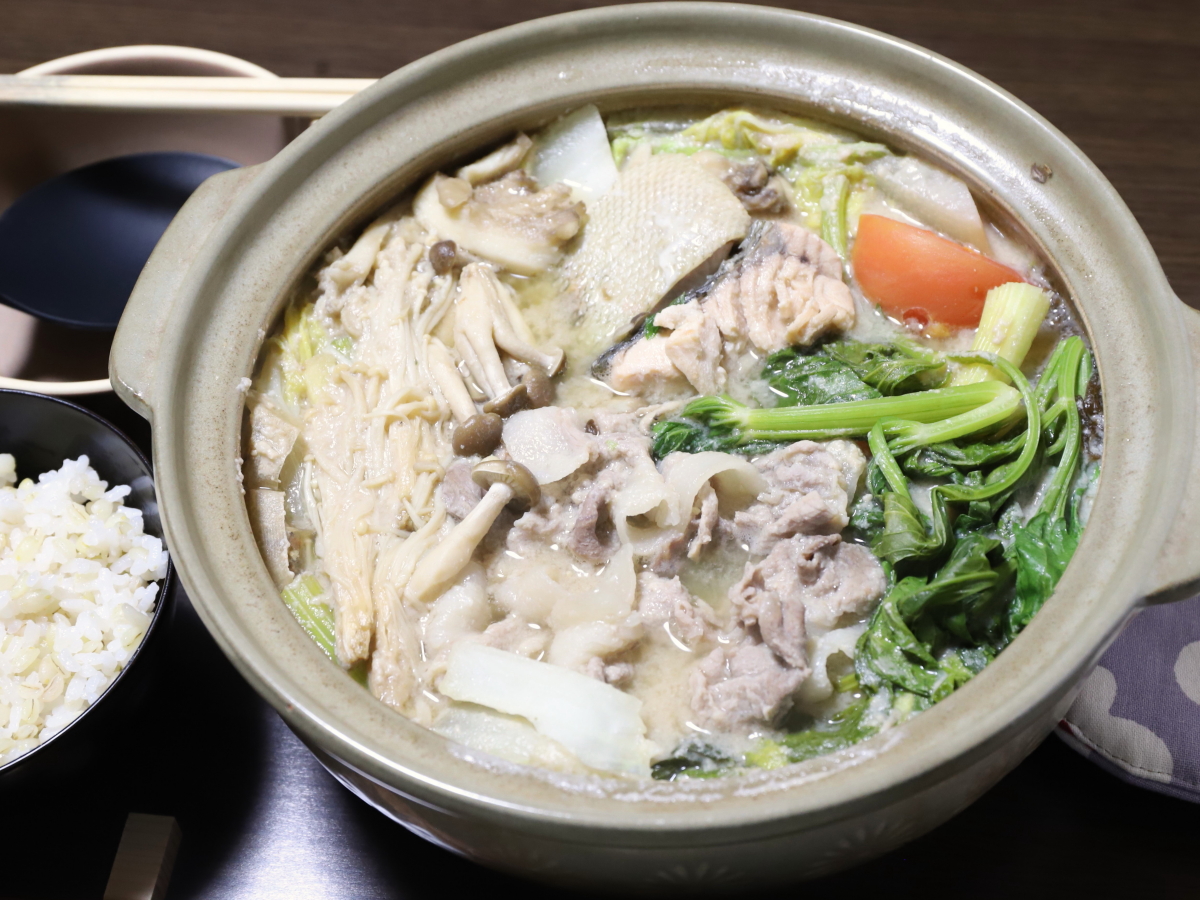 土鍋で作った味噌と酒粕の鍋料理