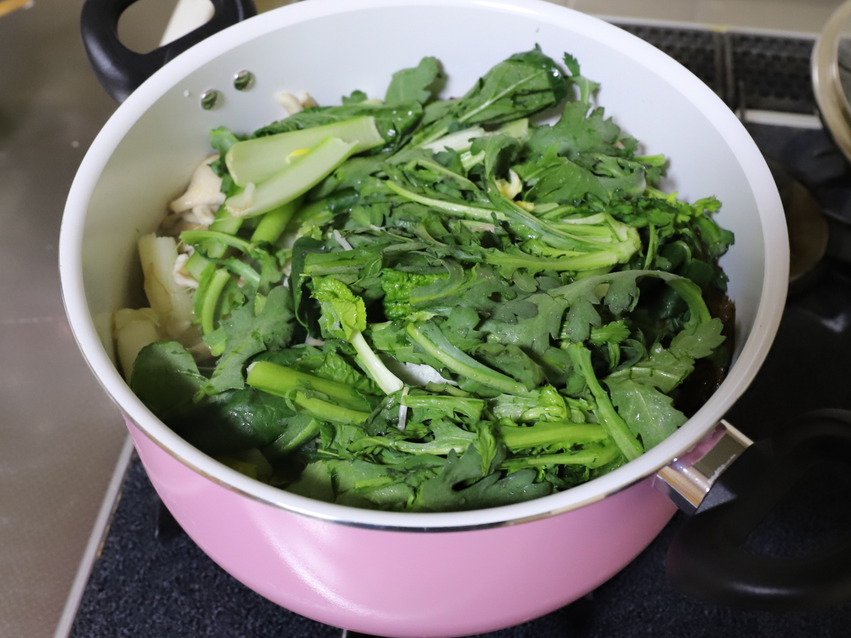 鍋で野菜を煮込んでいるところ