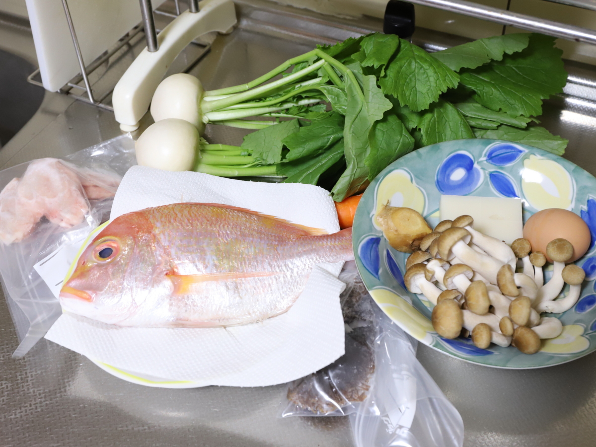 夕飯の食材として台所に置いたレンコダイ（キダイ）や野菜