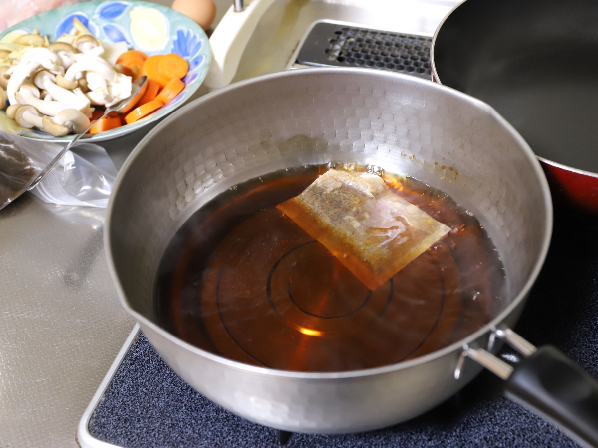 魚の煮付けを作るために調味料を入れた鍋