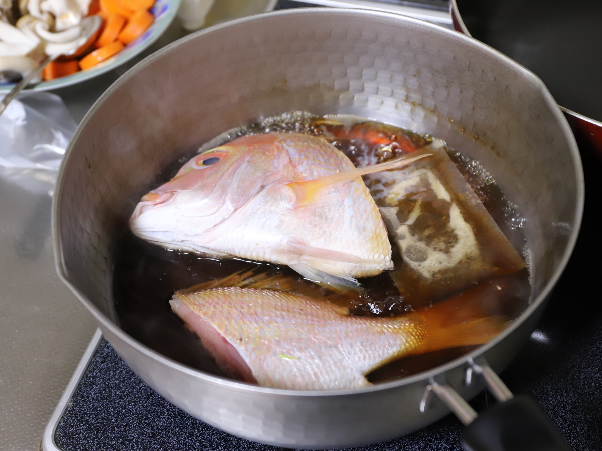 煮付けにするために調味料を入れた鍋に並べた魚（レンコダイ・キダイ）