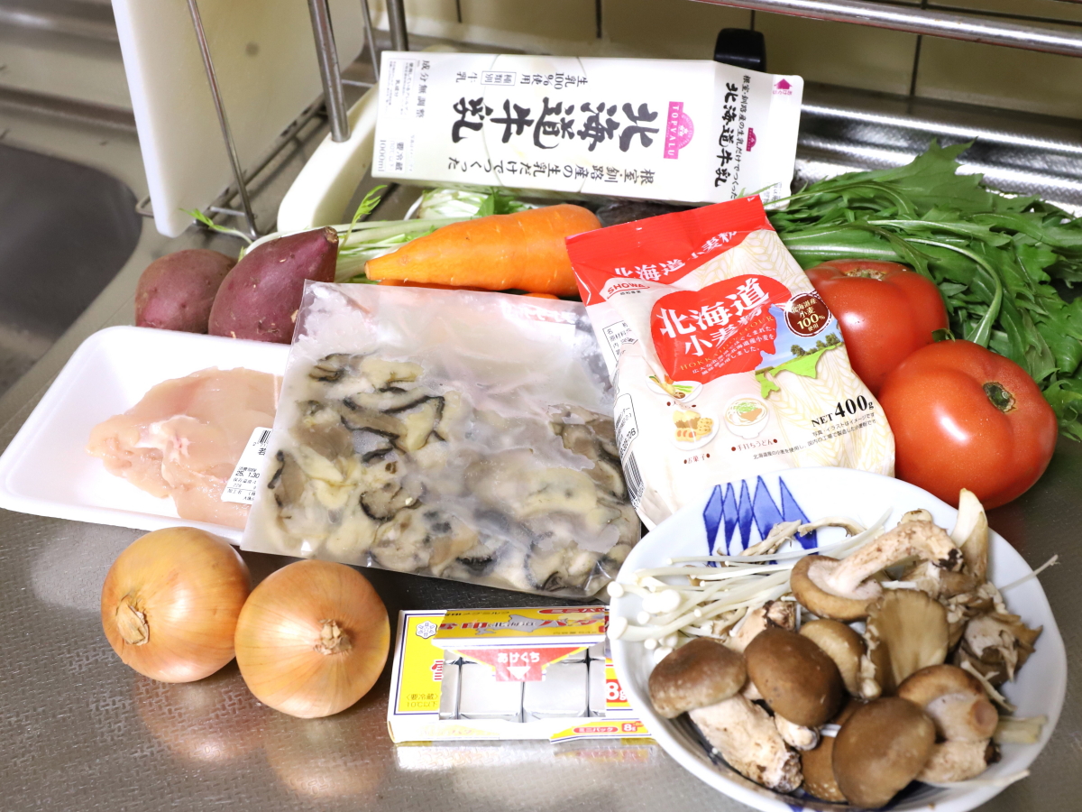 野菜やキノコ、鶏肉、牛乳など、クリームシチューを作る食材