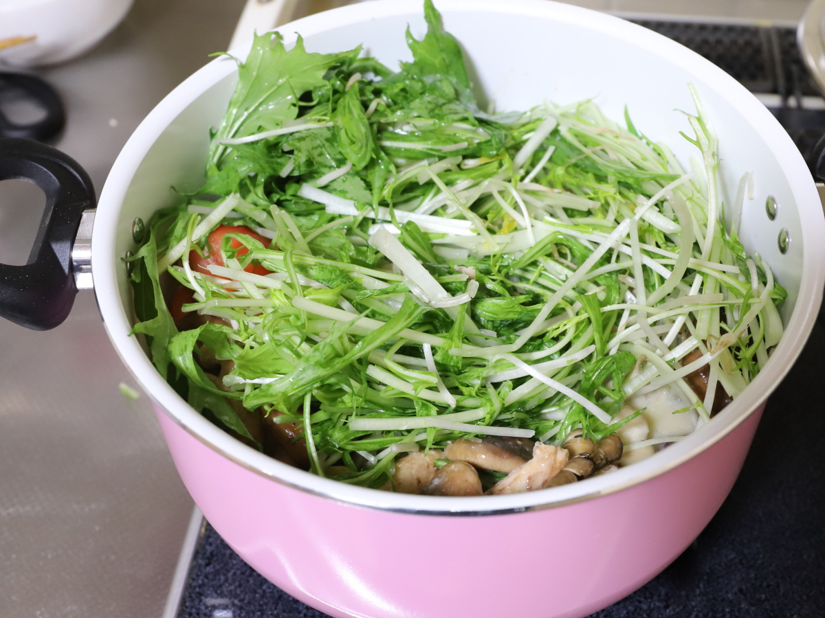 鍋に水菜を入れて煮込んでいる