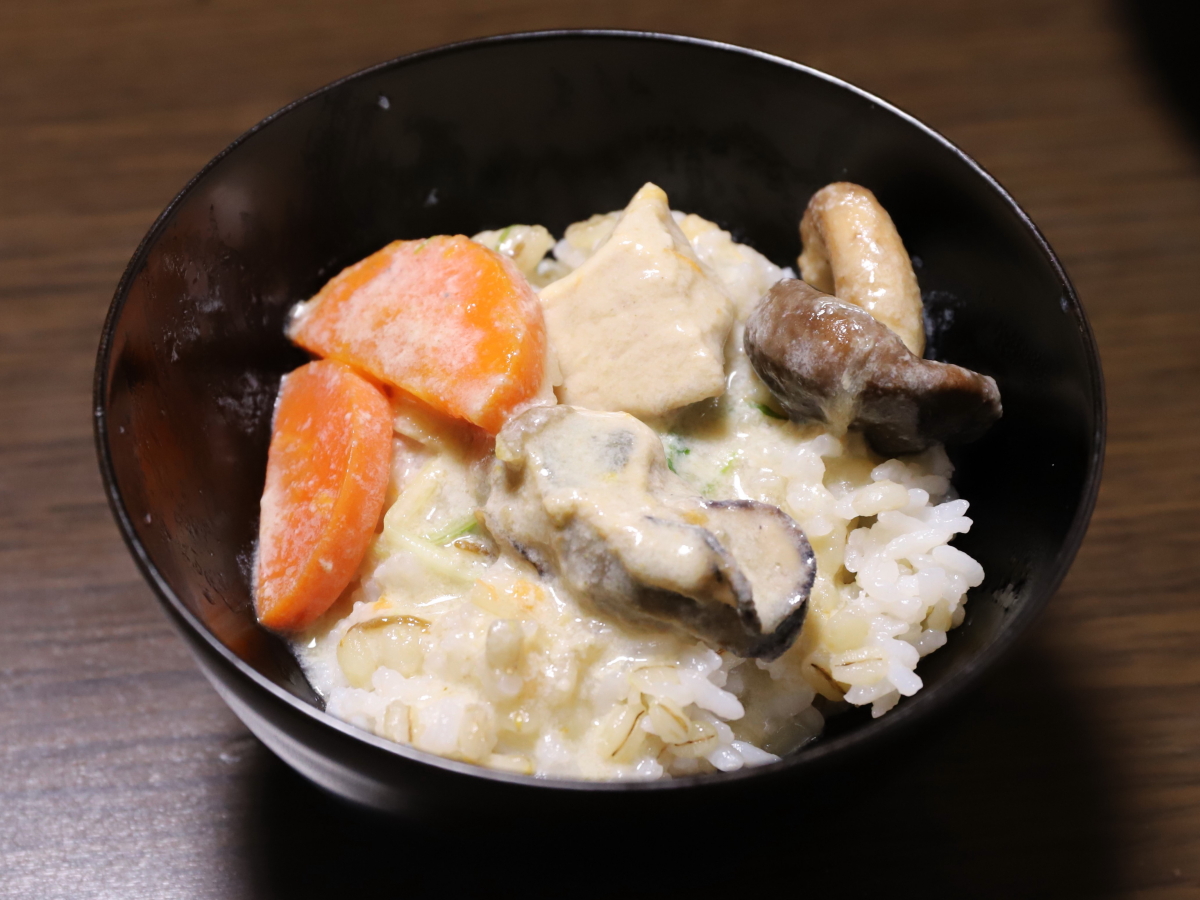 クリームシチューをごはんにかけたシチューオンライス